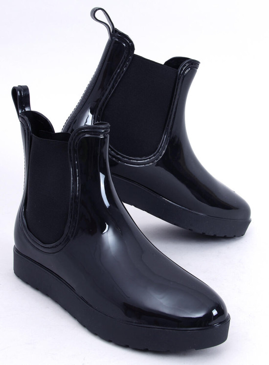 Čierne gumené čižmy v lakovanom vzhľade