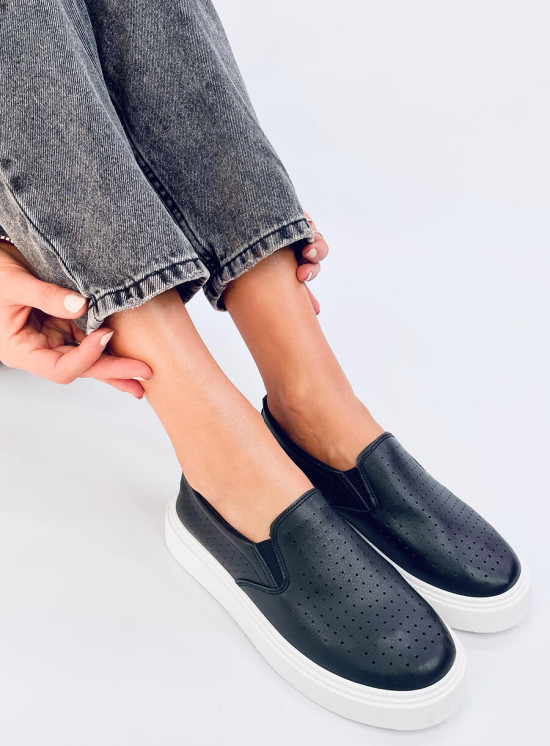 Perforované slip-on tenisky čierne