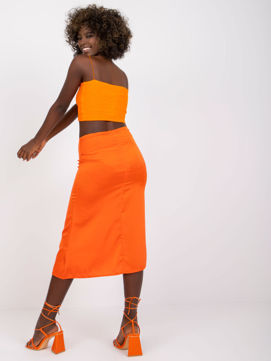 Elegantná midi sukňa v oranžovej farbe