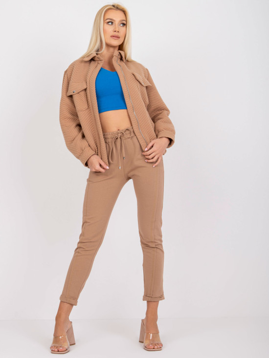 Pohodlná prechodná bunda v camel farbe