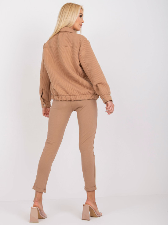 Pohodlná prechodná bunda v camel farbe