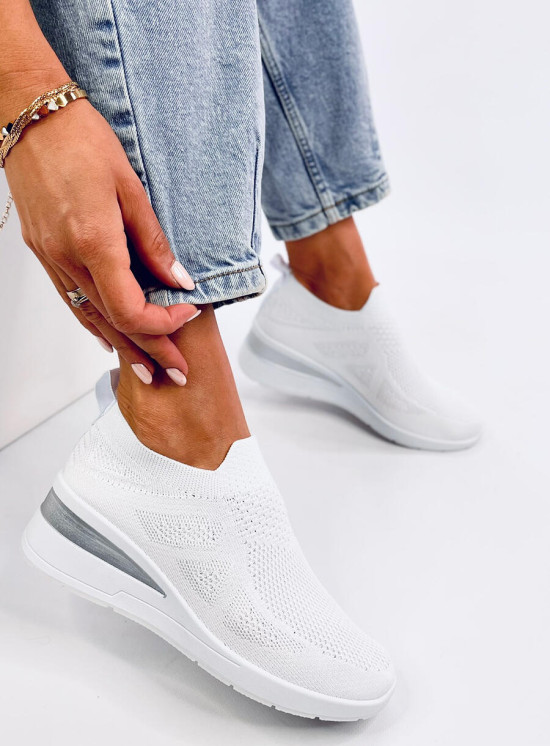 Elastické tenisky na vyvýšenej podrážke biele