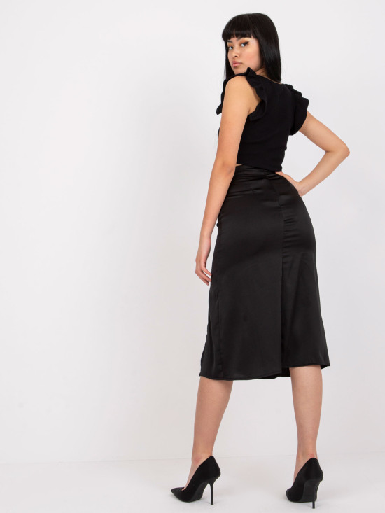 Elegantná midi sukňa v čiernej farbe