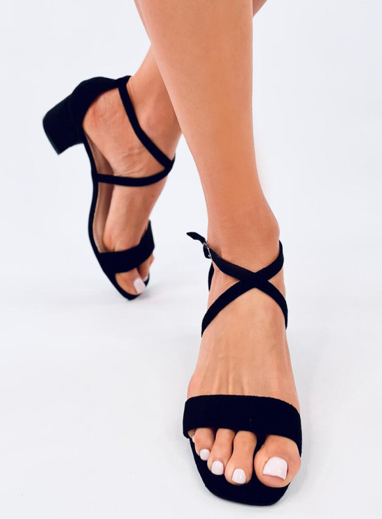 Čierne sandále na nízkom podpätku