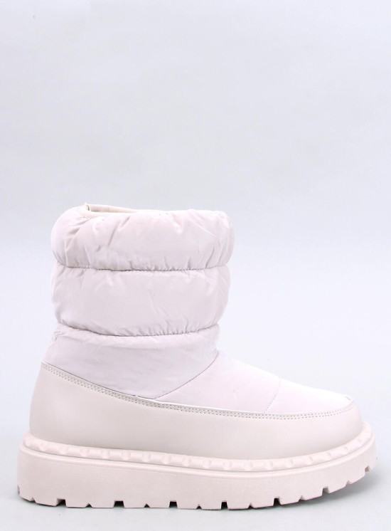 Krémové prešívané snehule na platforme