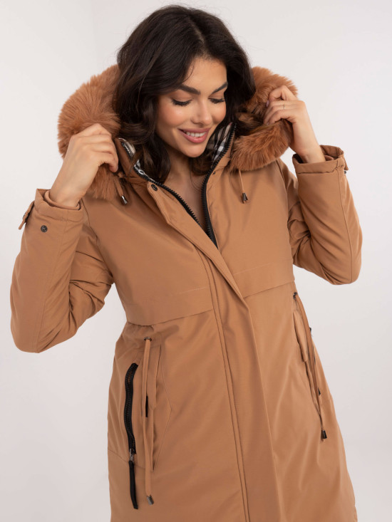 Pohodlná zimná bunda s kapucňou v camel farbe