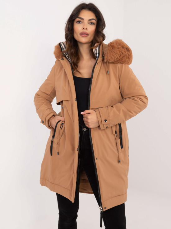Pohodlná zimná bunda s kapucňou v camel farbe