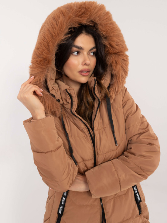 Pohodlná zimná bunda s kapucňou v camel farbe