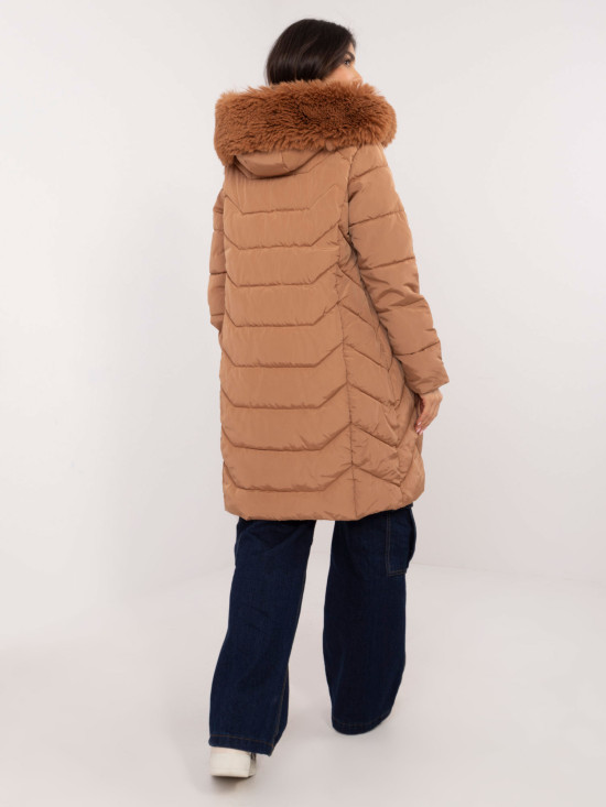 Pohodlná zimná bunda s kapucňou v camel farbe
