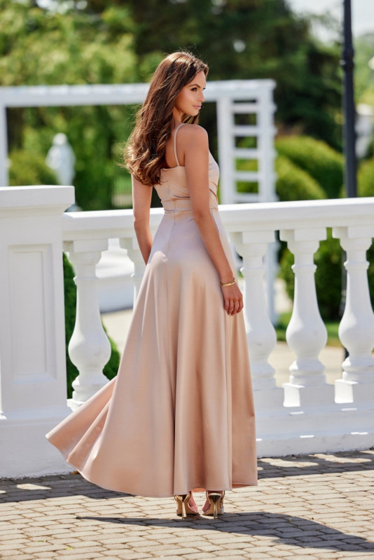 Saténové maxi šaty na ramienkach v béžovej farbe