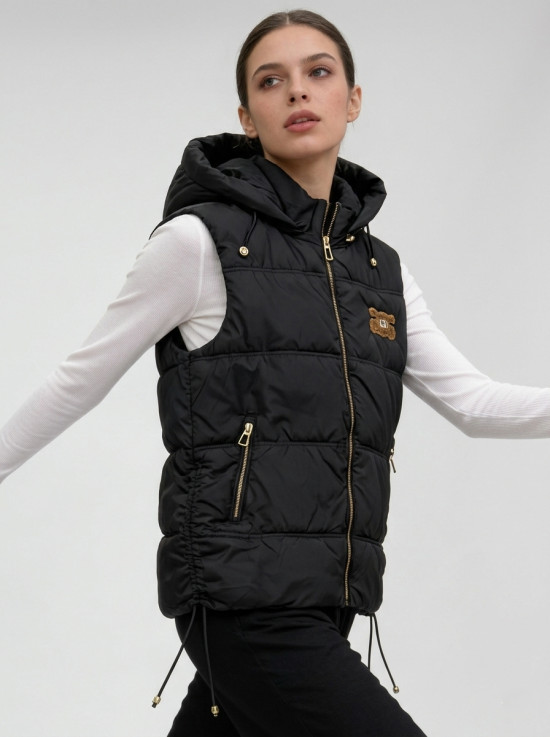 Čierna prešívaná vesta s kapucňou