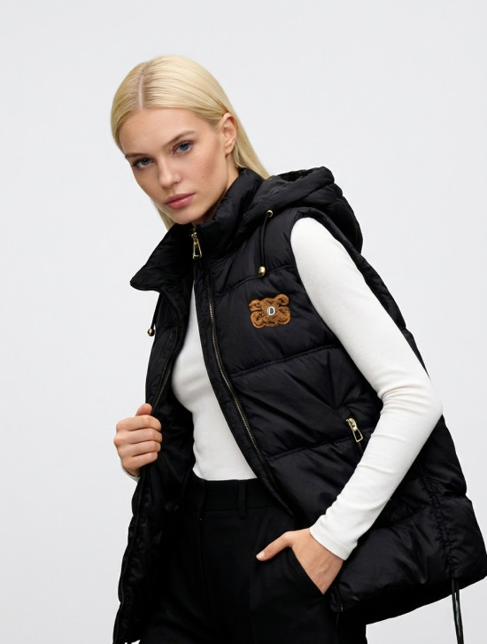 Čierna prešívaná vesta s kapucňou