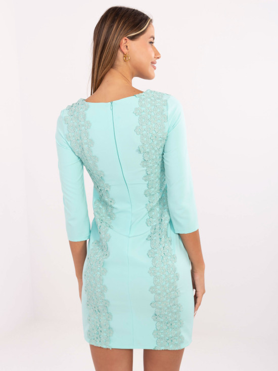 Mätové koktailové šaty s kvetinovou aplikáciou