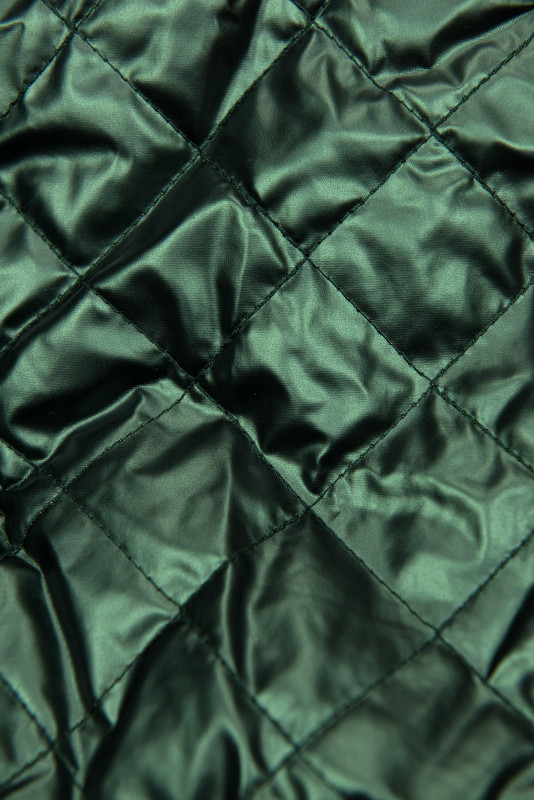 Lesklá prešívaná bunda v khaki farbe