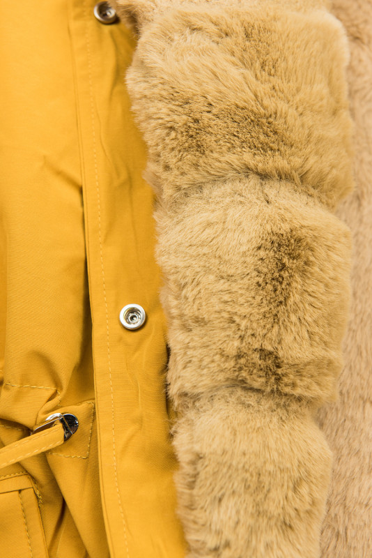 Mustard-béžová parka s kožušinovým lemom
