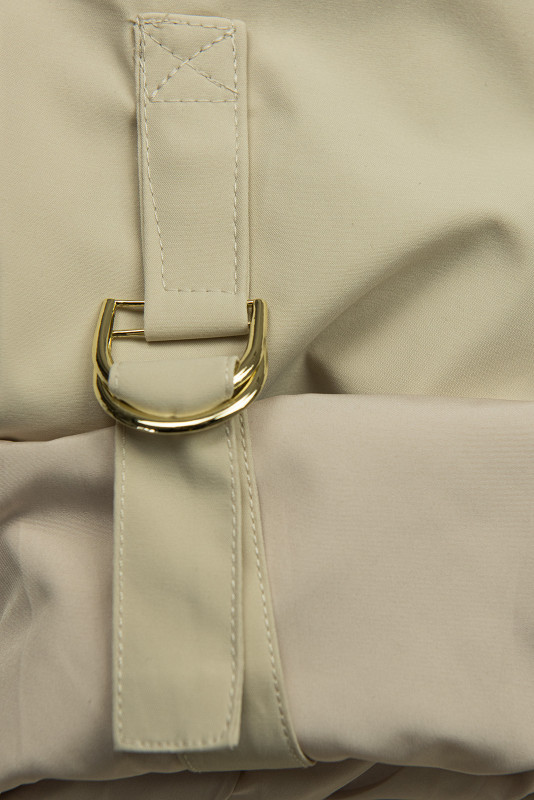 Béžová parka so zlatými detailami