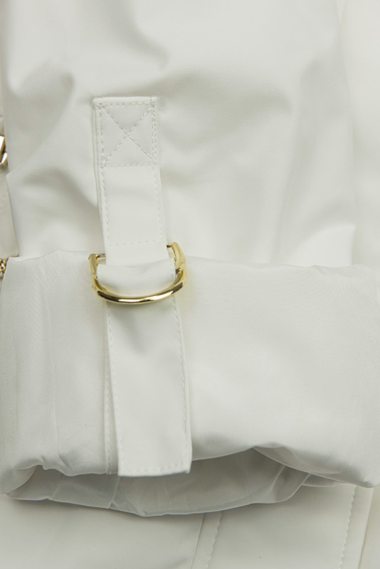 Biela parka so zlatými detailami