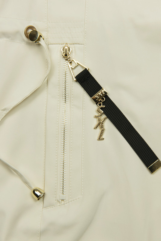 Krémová parka so zlatými detailami