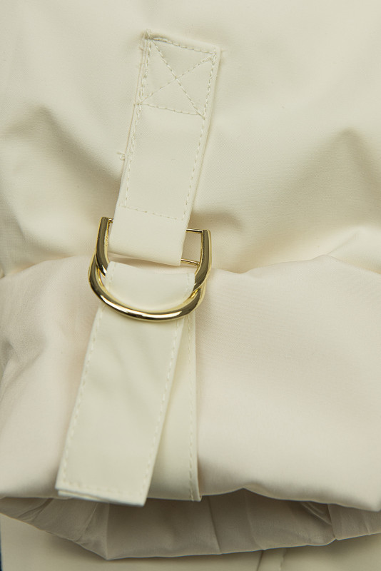 Krémová parka so zlatými detailami