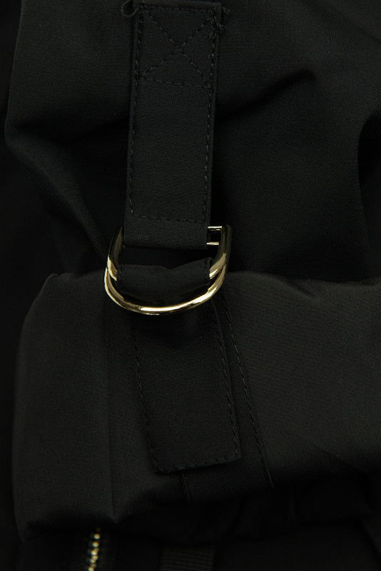 Čierna parka so zlatými detailami