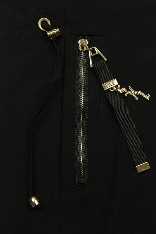 Čierna parka so zlatými detailami