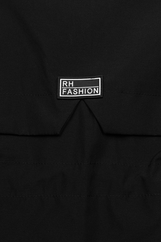 Čierna parka so zlatými detailami