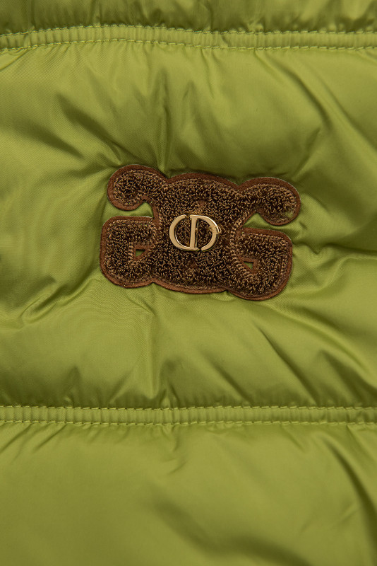 Zelená prešívaná vesta s kapucňou