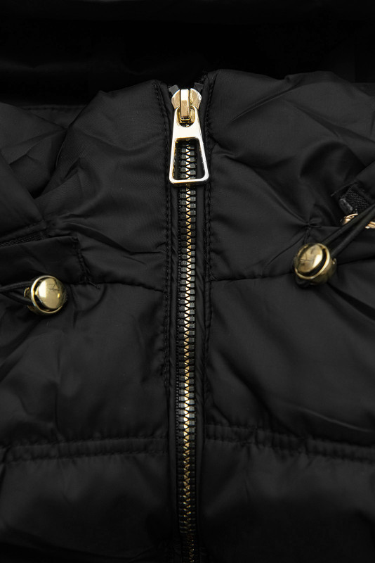 Čierna prešívaná vesta s kapucňou