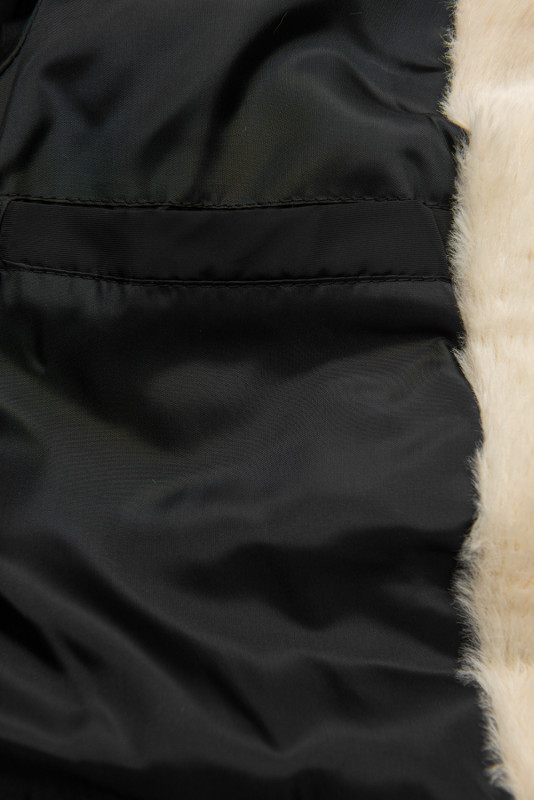 Čierna prešívaná bunda v parka strihu