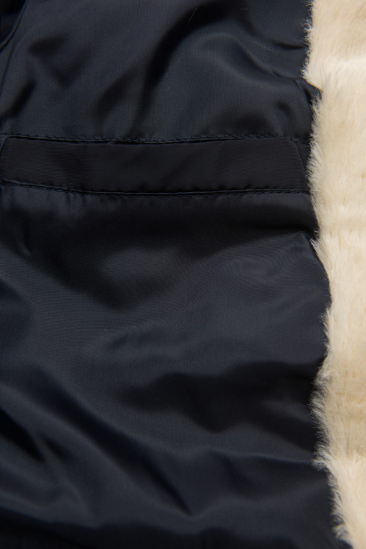 Tmavomodrá prešívaná bunda v parka strihu