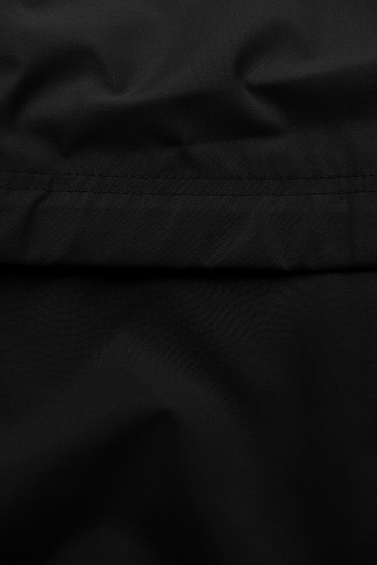 Čierna jarná parka s veľkou kapucňou
