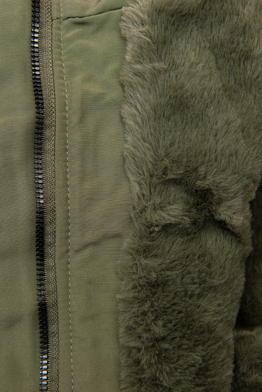 Olivovozelená parka s kožušinou na kapucni