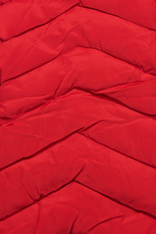 Červená zimná prešívaná bunda s nepravou kožušinou