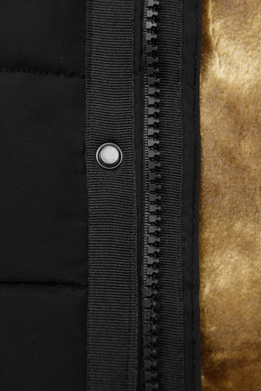 Čierna prešívaná zimná bunda s kapucňou