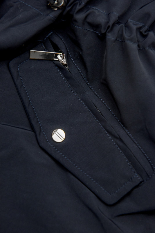 Tmavomodrá parka na zimu s béžovým futrom