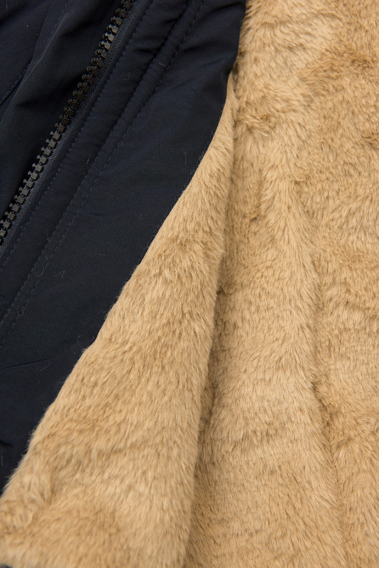 Tmavomodrá parka na zimu s béžovým futrom
