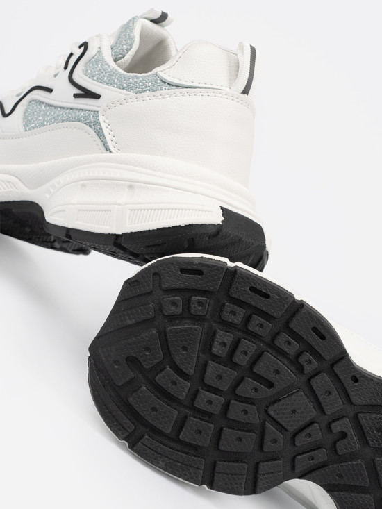 Bielo-zelené sneakersy s ozdobnými prvkami