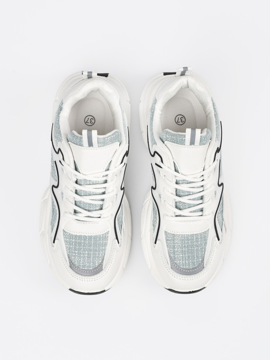 Bielo-zelené sneakersy s ozdobnými prvkami