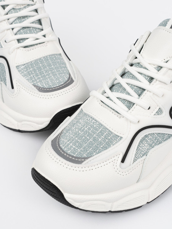 Bielo-zelené sneakersy s ozdobnými prvkami