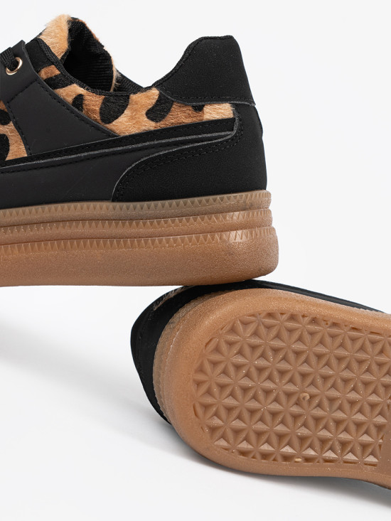 Dámske čierne sneakersy s animal detailmi