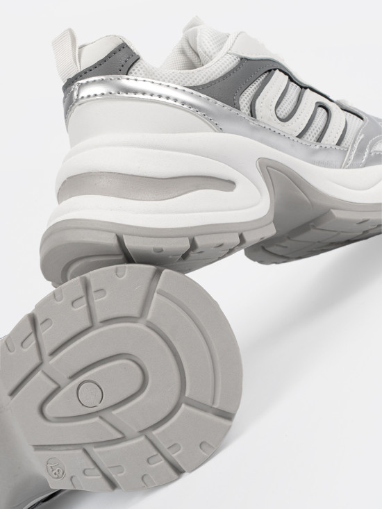 Biele dámske sneakersy so striebornými detailmi
