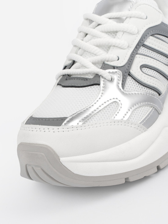 Biele dámske sneakersy so striebornými detailmi