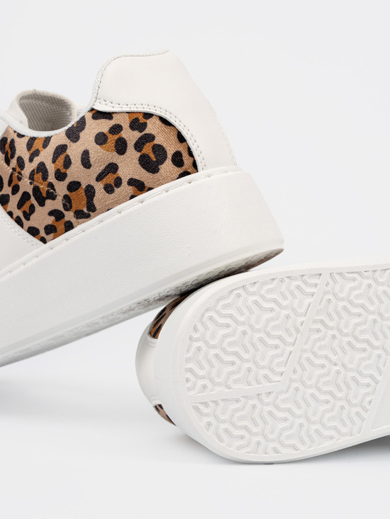 Biele sneakersy s leopardím vzorom