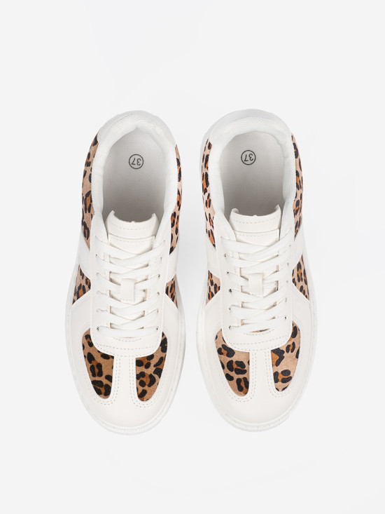 Biele sneakersy s leopardím vzorom