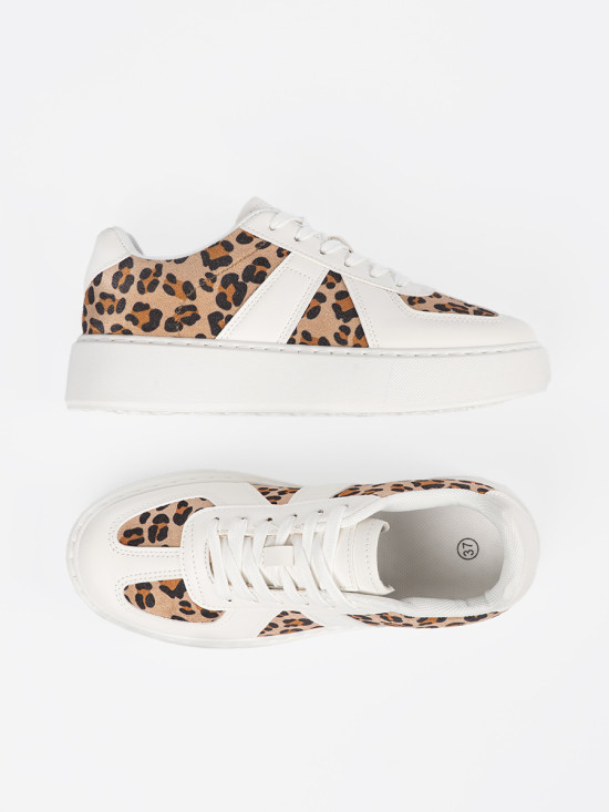 Biele sneakersy s leopardím vzorom