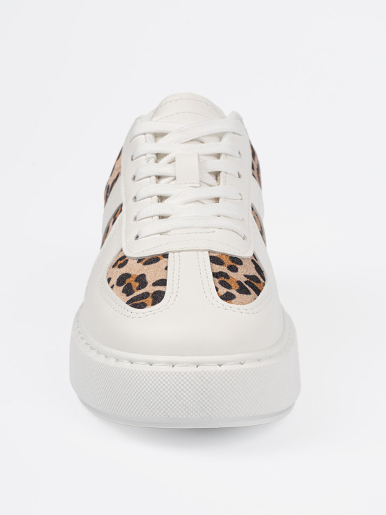 Biele sneakersy s leopardím vzorom