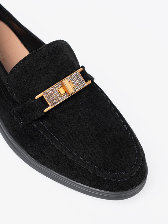 Čierne semišové mokasíny s elegantnou zlatou ozdobou