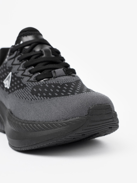 Ľahké čierne sneakersy s priedušným zvrškom
