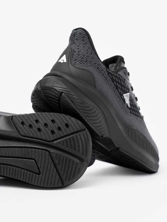 Ľahké čierne sneakersy s priedušným zvrškom