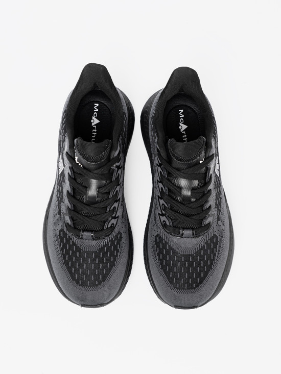 Ľahké čierne sneakersy s priedušným zvrškom